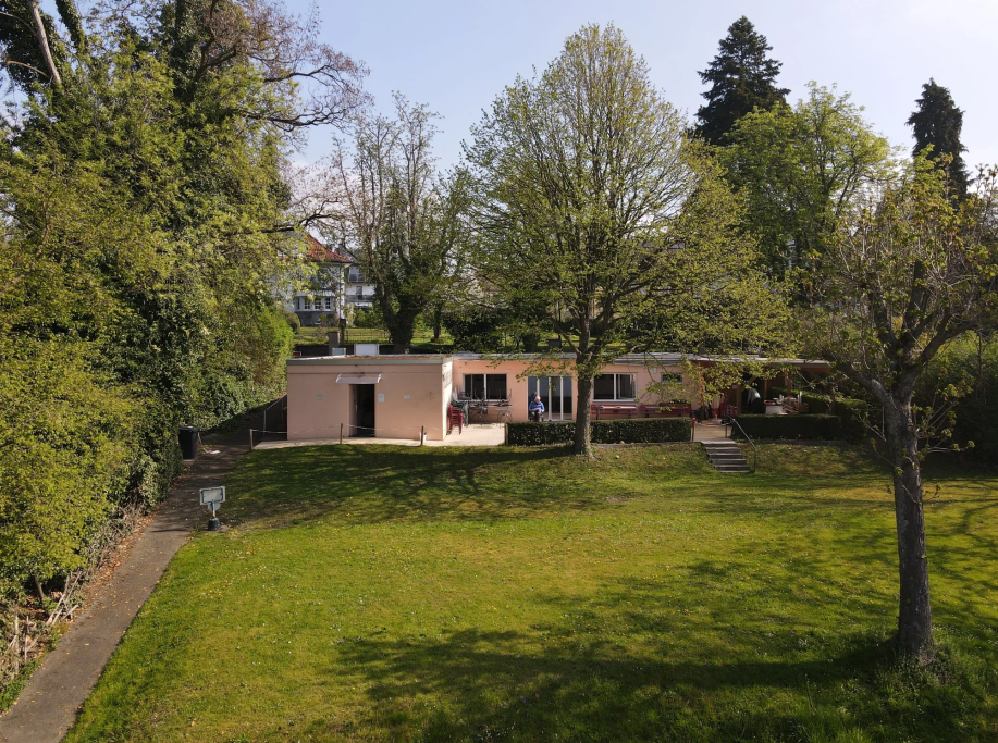 Außenansicht des BRSV Vereinsheims in Radolfzell mit großem Baum und Grünfläche.