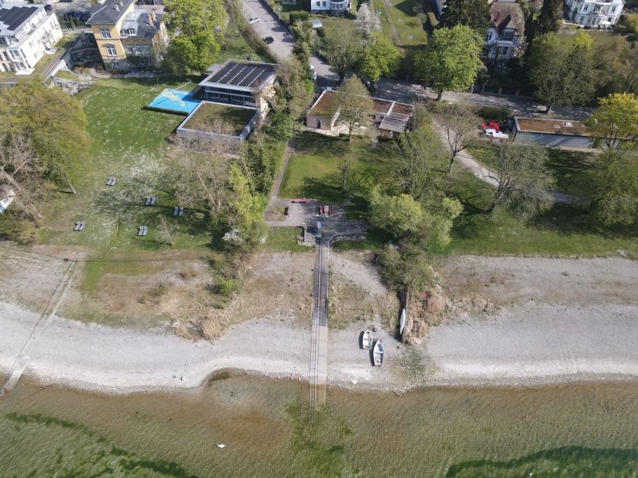 Luftaufnahme des BRSV Vereinsgeländes in Radolfzell mit Strand und Seezugang am Bodensee.