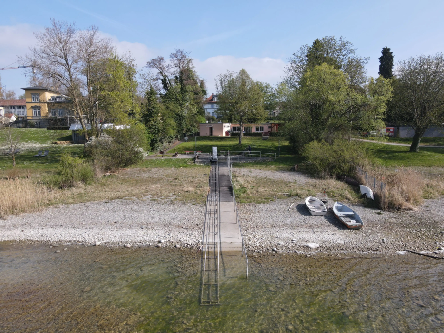 Seelift und Kiesstrand am Vereinsgelände des BRSV Radolfzell mit Blick auf den Bodensee.