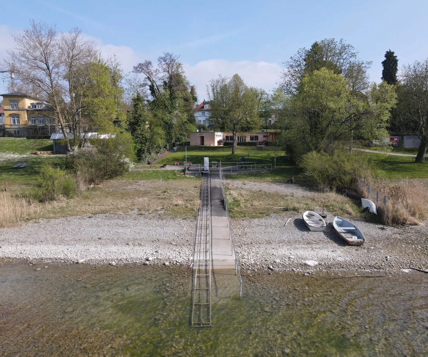 Außenansicht des BRSV Vereinsheims in Radolfzell mit großem Baum und Grünfläche.